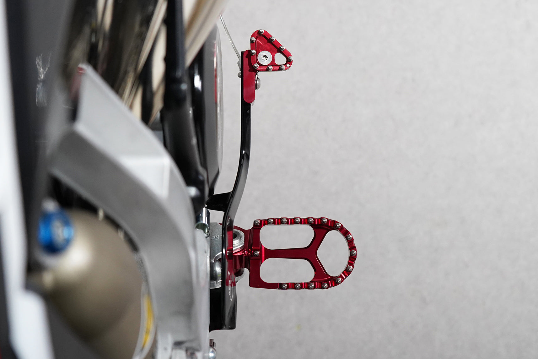 FANTIC XX 125 & XX 250 (2021 - 2025) AS3 Racing Red Wide Foot Pegs